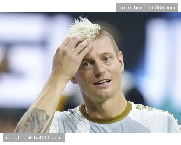 现场花絮:皇马小球迷场边落泪,克罗斯赛后送上签名球衣安慰 现场花絮:皇马小球迷场边落泪,克罗斯赛后送上签名球衣安慰